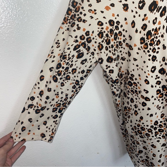 Chicos cheetah print white tunic length top size medium - Picture 2 of 6